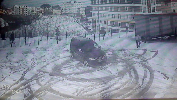 Okul bahçesinde drift yapan sürücülere 27 bin 375 lira ceza