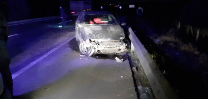 Otomobil karşı şeride geçti, sürücü ölümden döndü