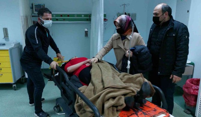 Otomobil tırla çarpıştı: 5 yaralı