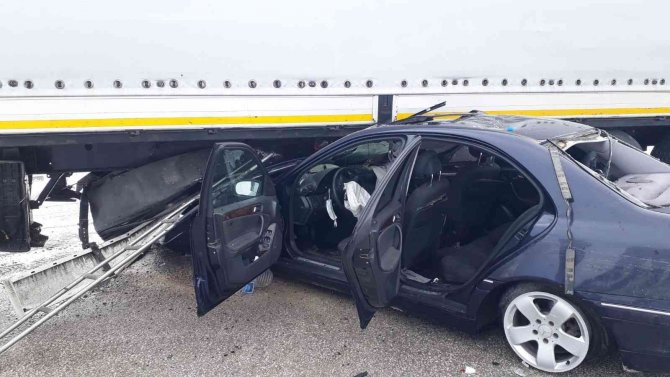 Otomobil tırla çarpıştı: 5 yaralı