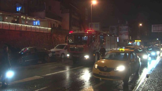 Seyir halindeki otomobil alev alev yandı