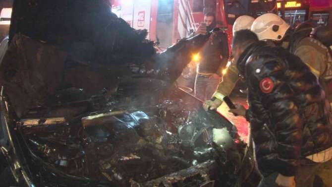 Seyir halindeki otomobil alev alev yandı