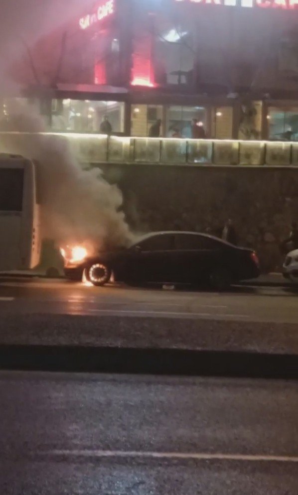 Seyir halindeki otomobil alev alev yandı