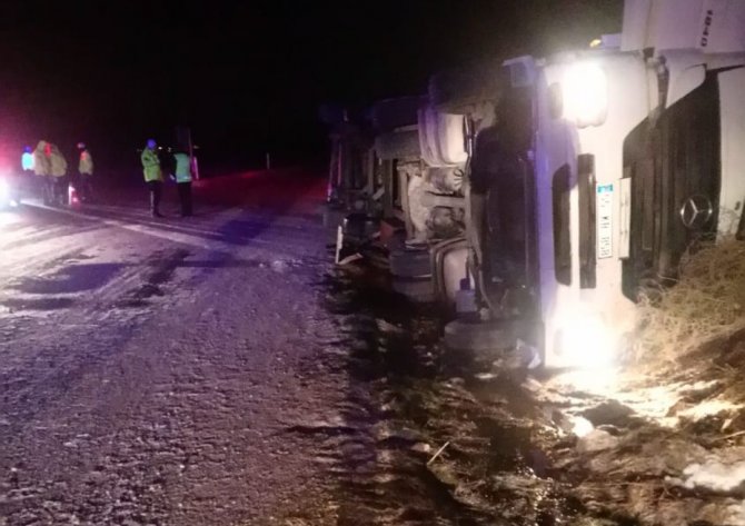 Tır devrildi: 1 ölü