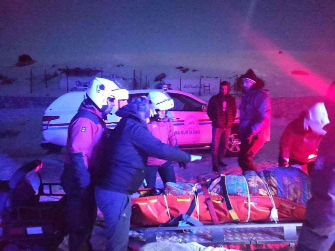 Ayağını kıran kayakçıyı jandama kurtardı