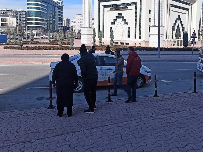 Gasp ettiği otomobille çarptığı aracı kaçırdı