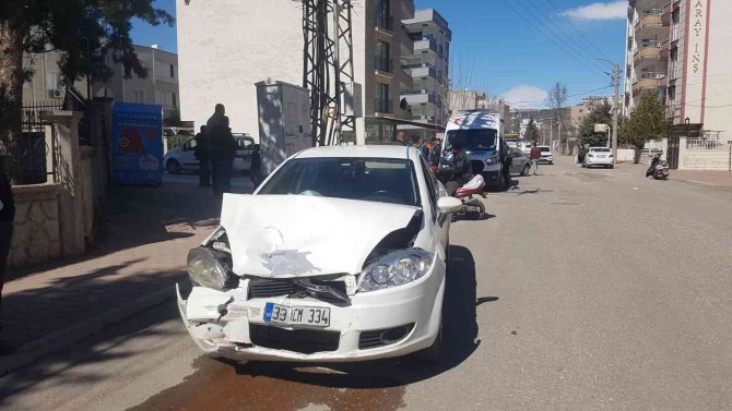 İki otomobil çarpıştı: 2 yaralı