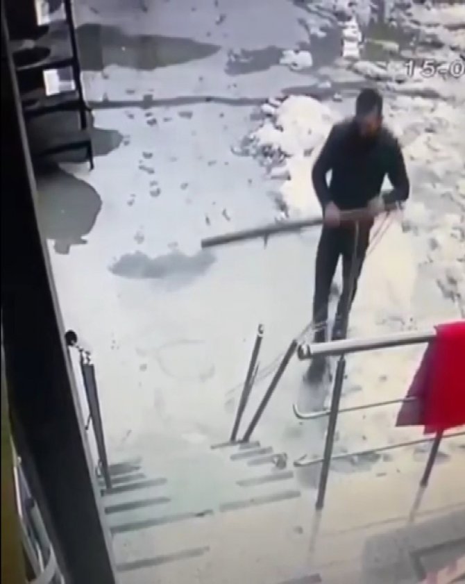 Kimseye aldırış etmeden demir korkulukları çaldı