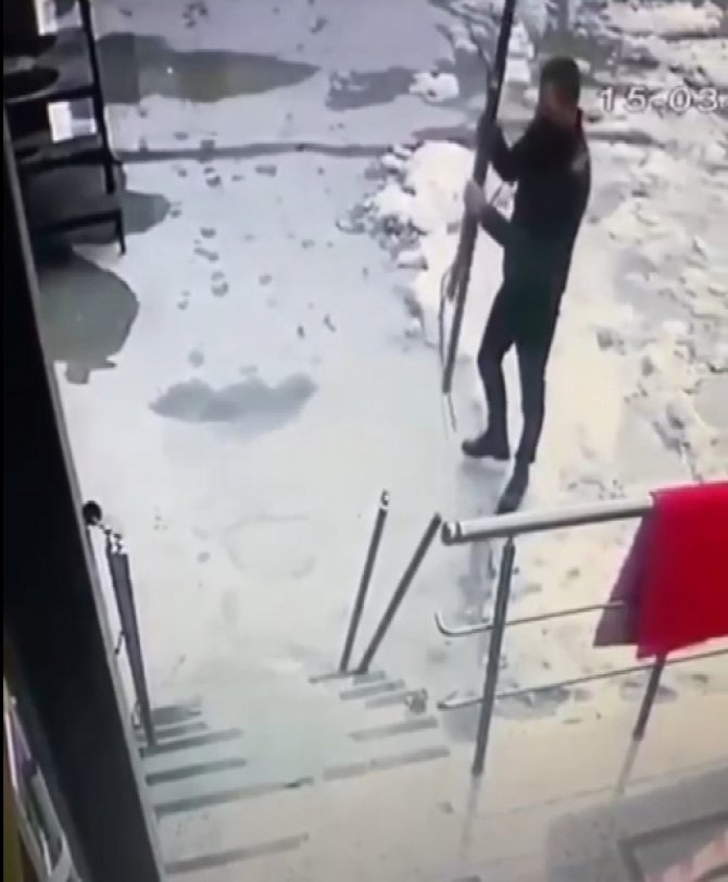 Kimseye aldırış etmeden demir korkulukları çaldı