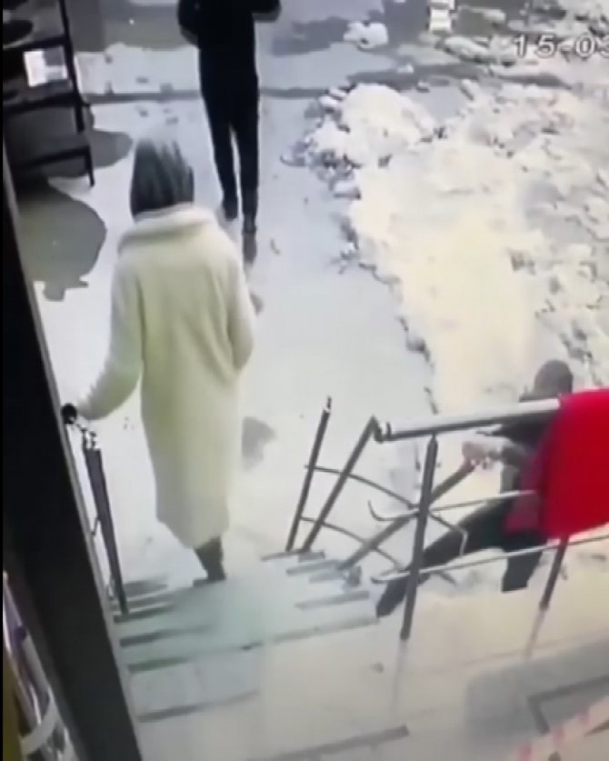 Kimseye aldırış etmeden demir korkulukları çaldı