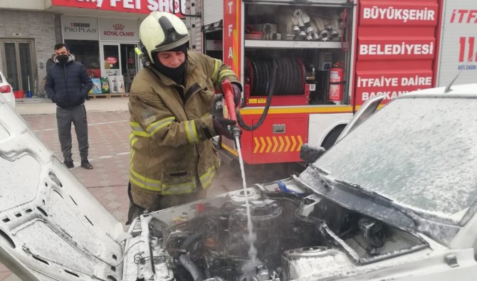Otomobil alev alev yandı