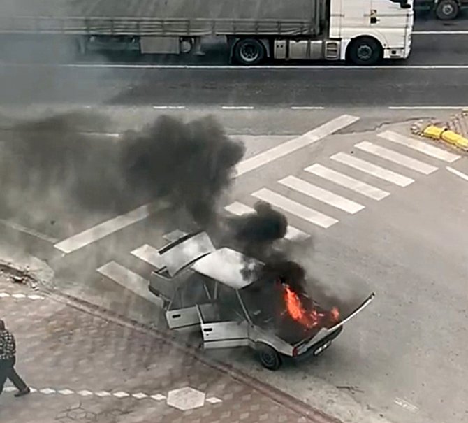 Otomobil alev alev yandı