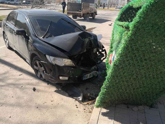 Otomobil refüjdeki ağaca çarptı