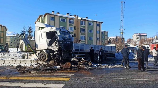 Tırlar çarpıştı: 1 yaralı