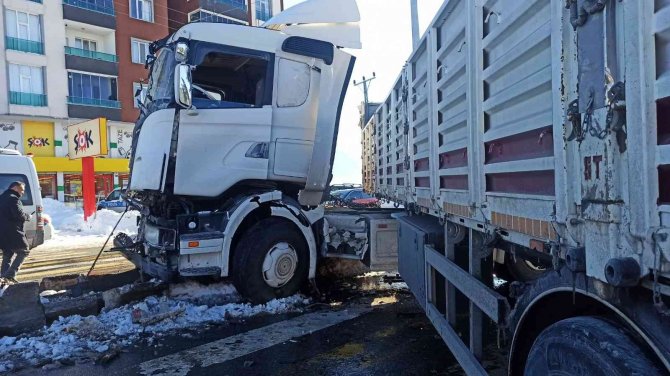 Tırlar çarpıştı: 1 yaralı