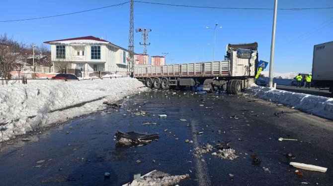 Tırlar çarpıştı: 1 yaralı