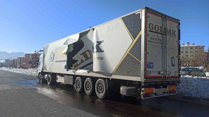 Tırlar çarpıştı: 1 yaralı