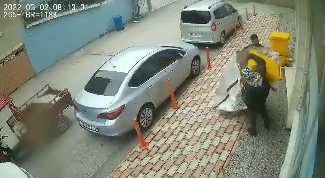 Yok artık...Çöp konteynerlerini böyle çaldı