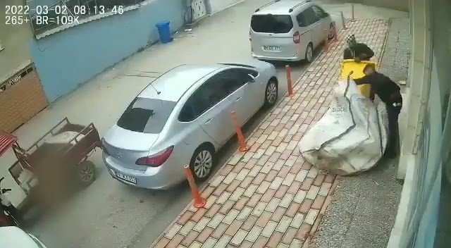 Yok artık...Çöp konteynerlerini böyle çaldı