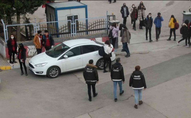 Aksaray’da KOM, NSM ve Asayiş ekipleri okul önlerinde kuş uçurmuyor