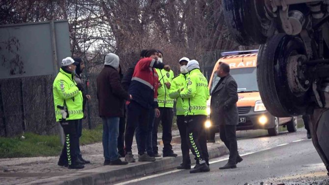Damperi açılan kamyon üst geçit ve banka aracına çarptı
