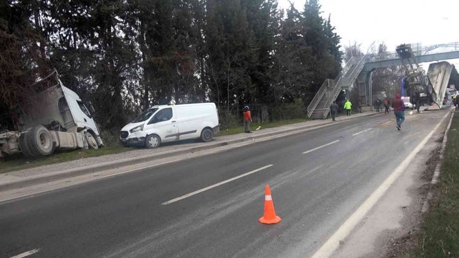 Damperi açılan kamyon üst geçit ve banka aracına çarptı