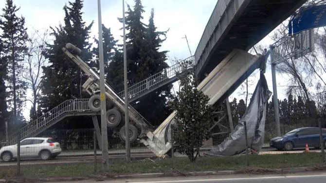 Damperi açılan kamyon üst geçit ve banka aracına çarptı