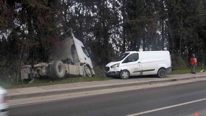 Damperi açılan kamyon üst geçit ve banka aracına çarptı