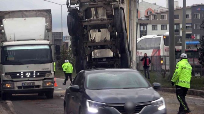 Damperi açılan kamyon üst geçit ve banka aracına çarptı