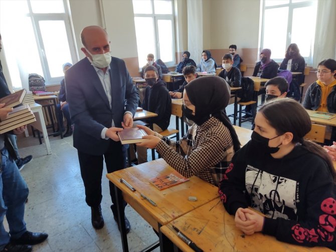 250 öğrenciye Kur'an-ı Kerim hediye edildi