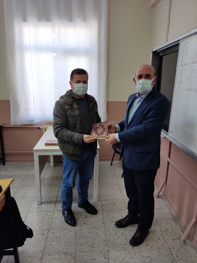 250 öğrenciye Kur'an-ı Kerim hediye edildi