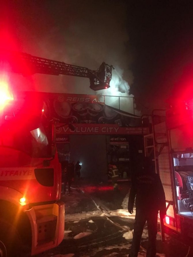 Oto sanayide alevler geceyi aydınlattı