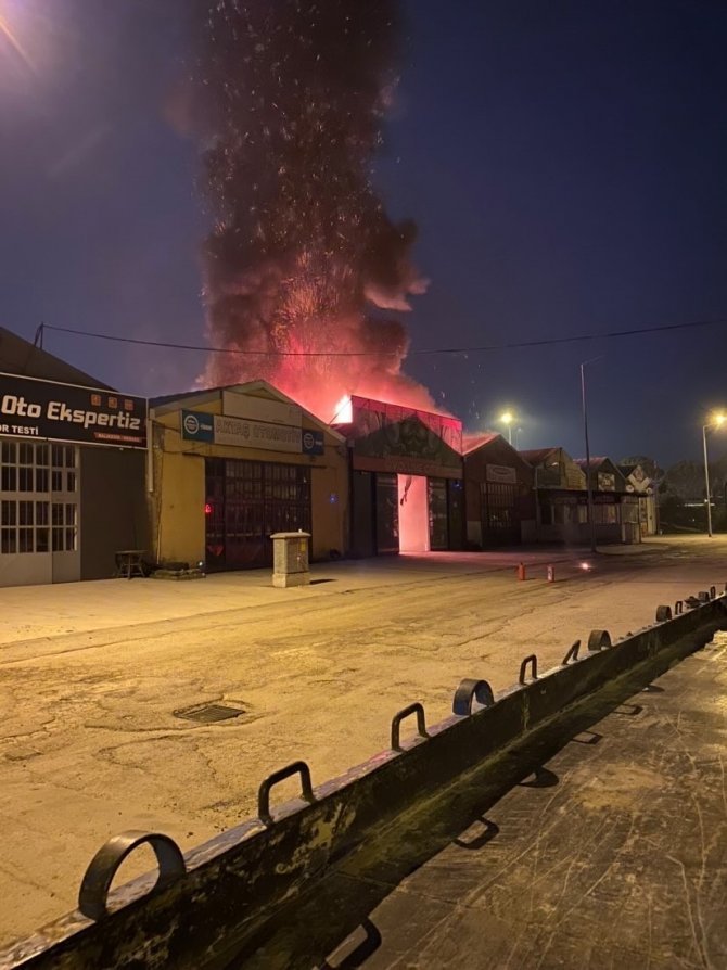 Oto sanayide alevler geceyi aydınlattı