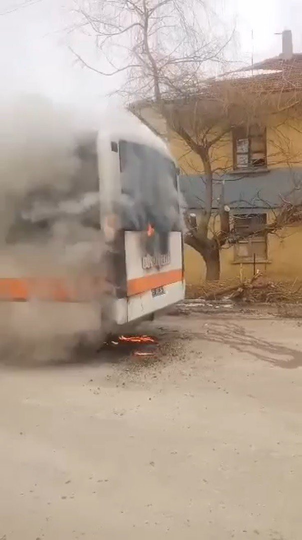 Özel halk otobüsü dakikalar içerisinde alevlere büründü