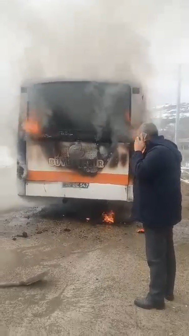 Özel halk otobüsü dakikalar içerisinde alevlere büründü