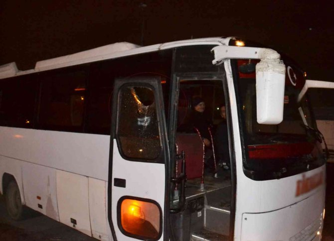 Seyir halindeki işçi servisine taşlı saldırı