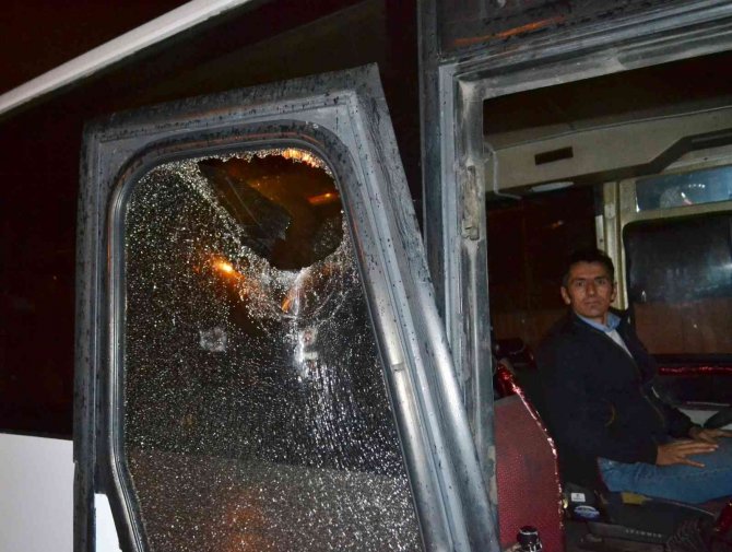 Seyir halindeki işçi servisine taşlı saldırı