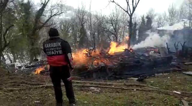 Alevlere teslim olan iki ev kül oldu