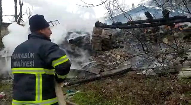 Alevlere teslim olan iki ev kül oldu