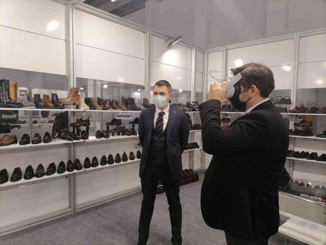 Ayakkabı sektörü, uzaktaki müşteriyi sanal gerçeklikle “tavlayacak”