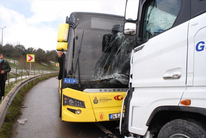 Tırla çarpışan otobüsün sürücüsü yaralandı