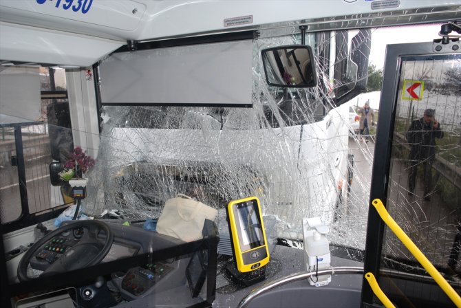 Tırla çarpışan otobüsün sürücüsü yaralandı