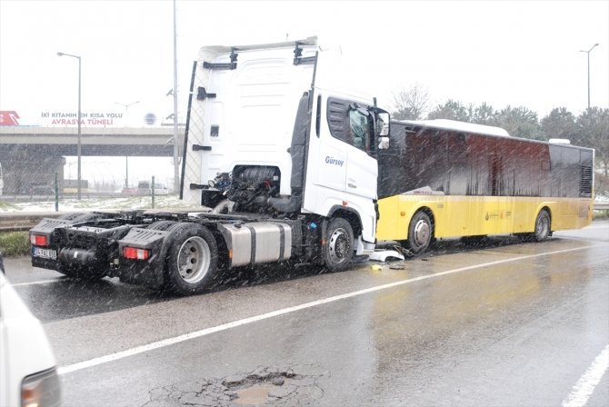 Tırla çarpışan otobüsün sürücüsü yaralandı