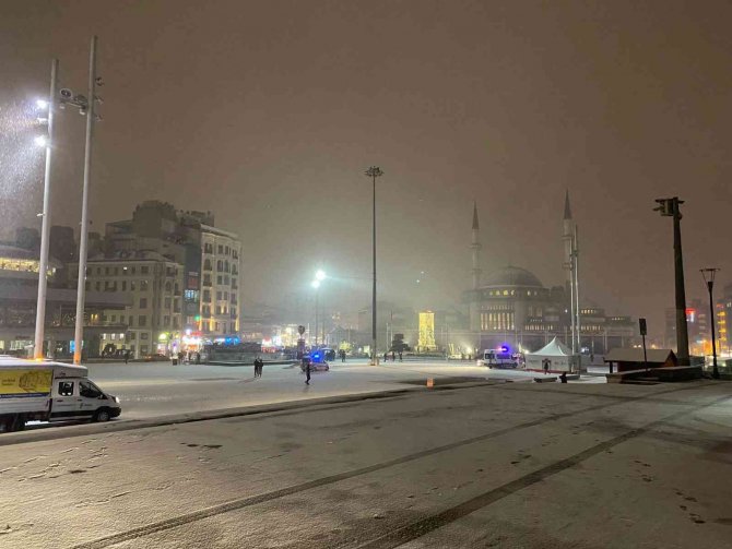 İstiklal Caddesi ve Taksim’de kar yağışı etkili oldu