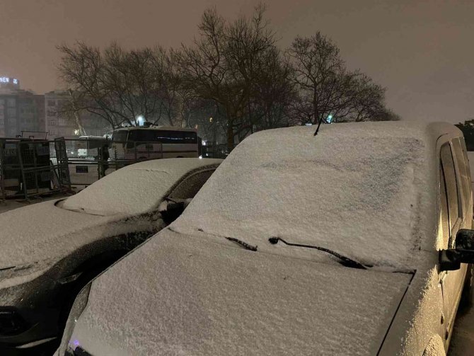 İstiklal Caddesi ve Taksim’de kar yağışı etkili oldu