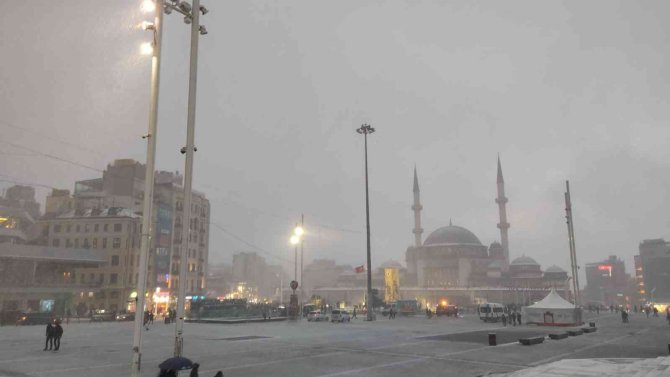 İstiklal Caddesi ve Taksim’de kar yağışı etkili oldu