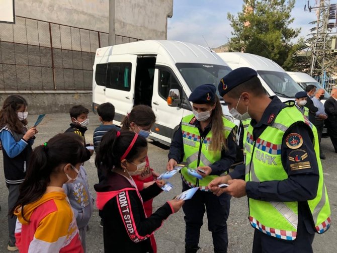 Jandarma ekipleri, öğrencilere trafik kurallarını anlattı