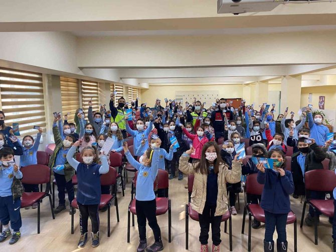 Jandarma ekipleri, öğrencilere trafik kurallarını anlattı