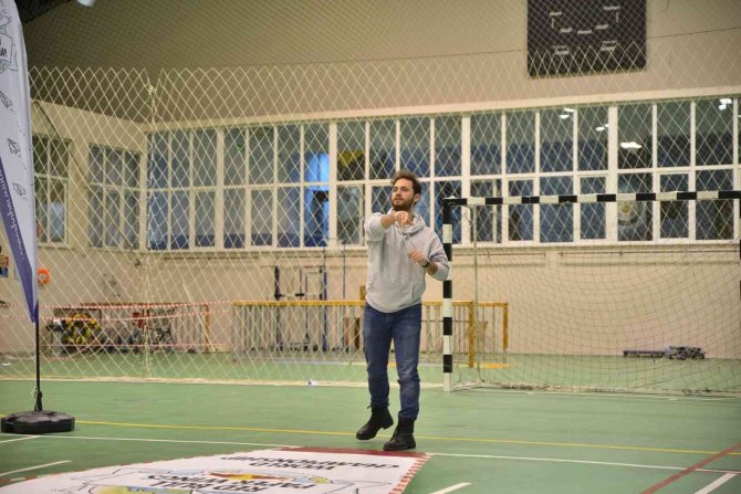 Kağıt uçakların pilotları yarıştı