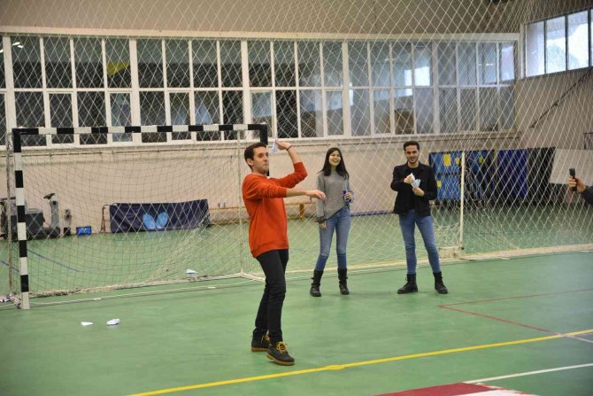 Kağıt uçakların pilotları yarıştı